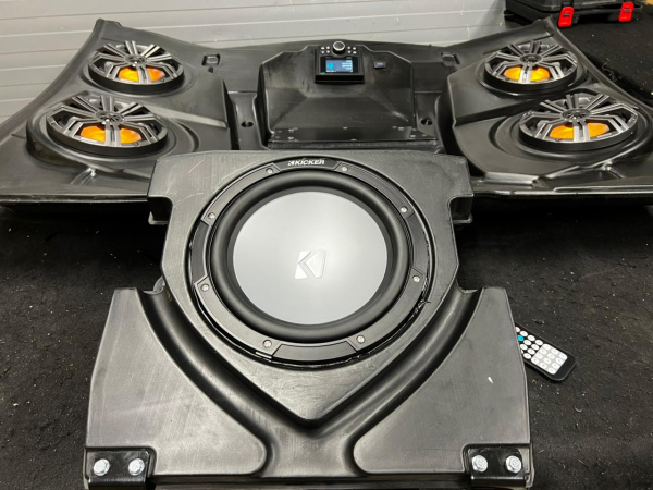 Крыша музыкальная Maverick X3 с акустической системой и сабвуфером "KICKER"